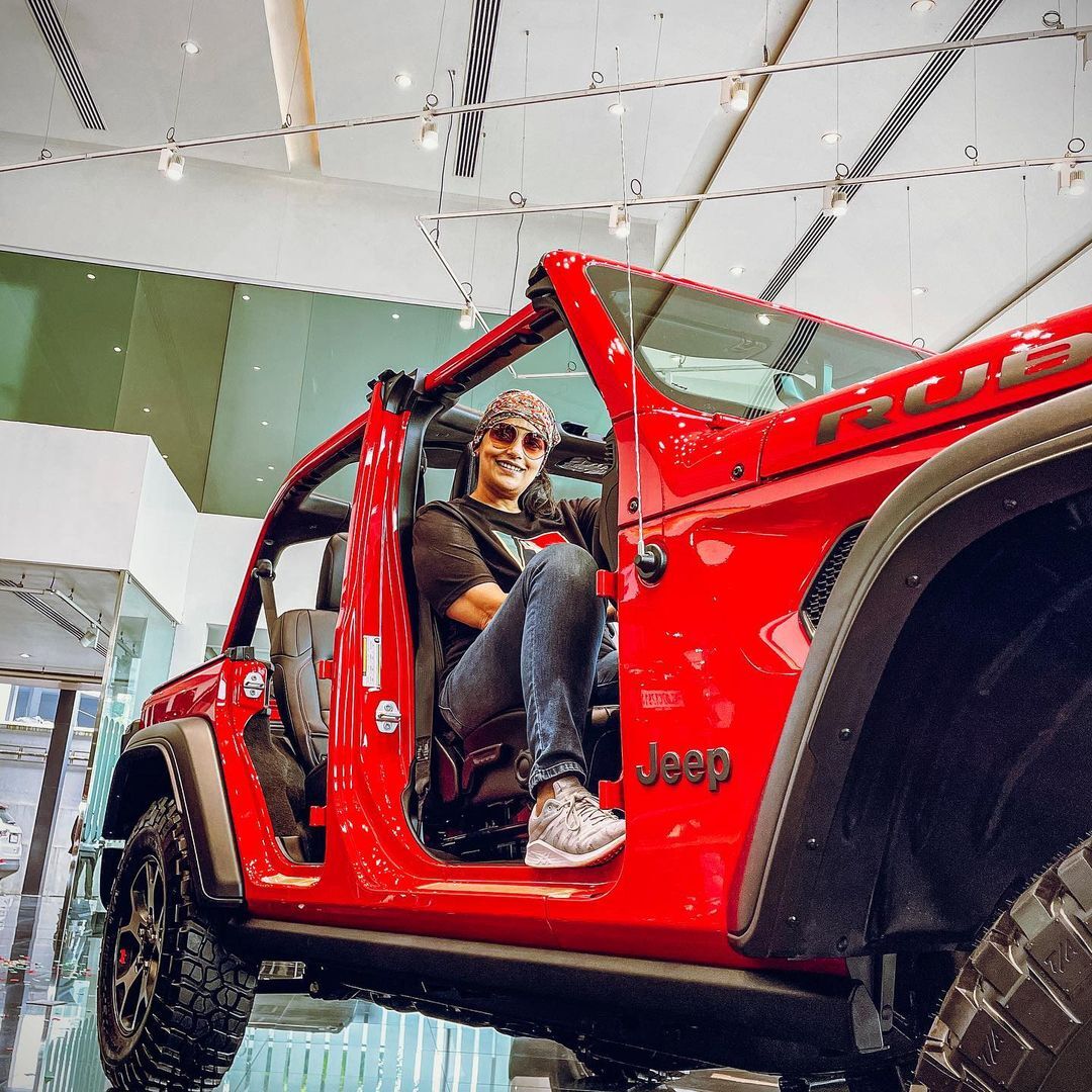 തലയില്‍ ടവല്‍, കൂളിംഗ് ഗ്ലാസ് പിന്നെ ക്യാപ്റ്റന്‍ ജാക്ക് സ്പാരോയും ഉണ്ട്..; ഫ്രീക്ക് ലുക്കില്‍ ശ്വേത മേനോന്‍