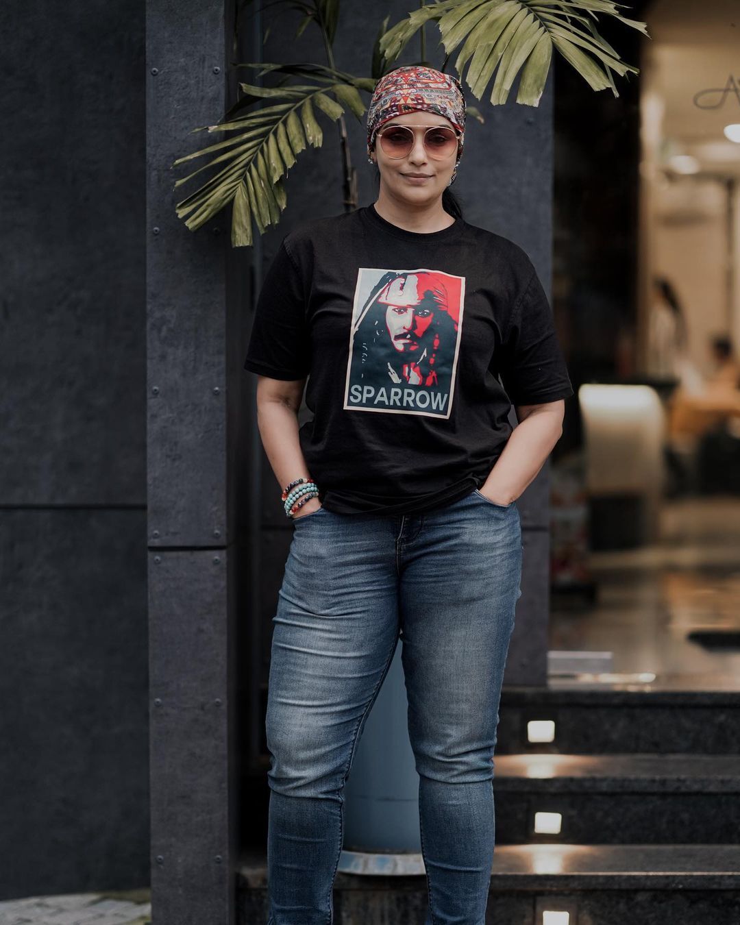 തലയില്‍ ടവല്‍, കൂളിംഗ് ഗ്ലാസ് പിന്നെ ക്യാപ്റ്റന്‍ ജാക്ക് സ്പാരോയും ഉണ്ട്..; ഫ്രീക്ക് ലുക്കില്‍ ശ്വേത മേനോന്‍