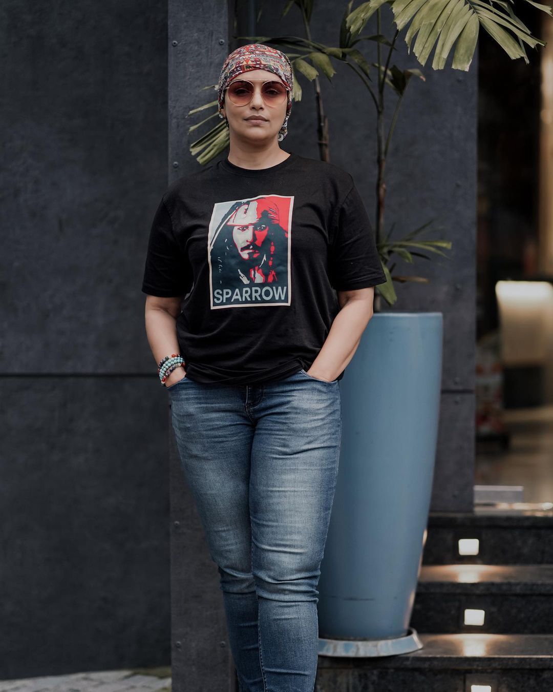 തലയില്‍ ടവല്‍, കൂളിംഗ് ഗ്ലാസ് പിന്നെ ക്യാപ്റ്റന്‍ ജാക്ക് സ്പാരോയും ഉണ്ട്..; ഫ്രീക്ക് ലുക്കില്‍ ശ്വേത മേനോന്‍