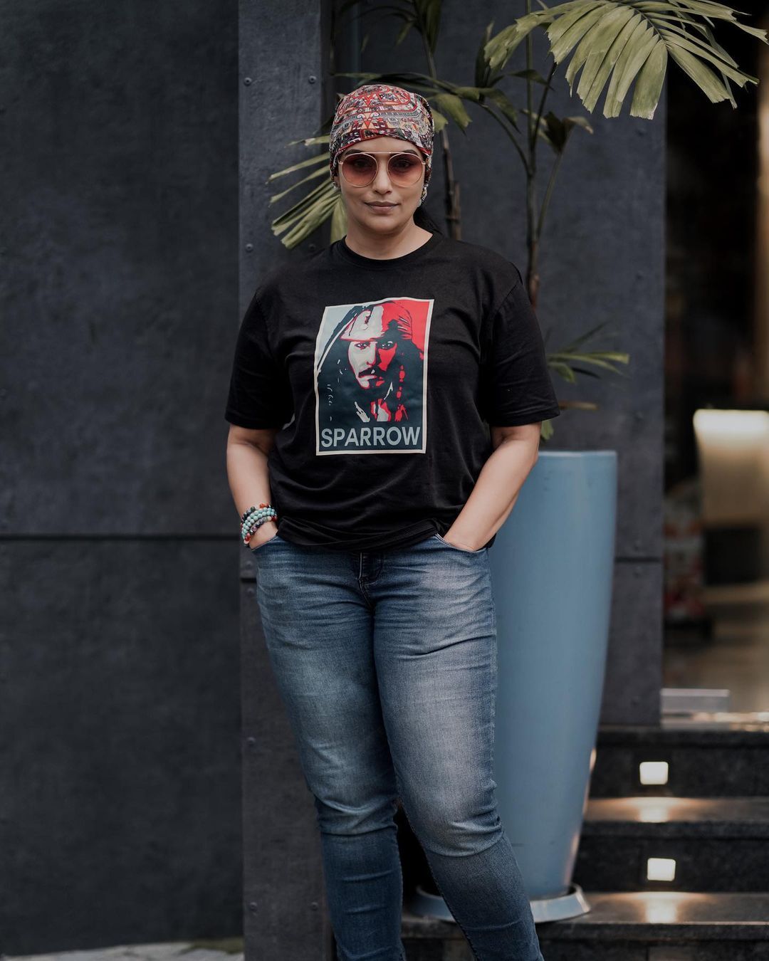 തലയില്‍ ടവല്‍, കൂളിംഗ് ഗ്ലാസ് പിന്നെ ക്യാപ്റ്റന്‍ ജാക്ക് സ്പാരോയും ഉണ്ട്..; ഫ്രീക്ക് ലുക്കില്‍ ശ്വേത മേനോന്‍