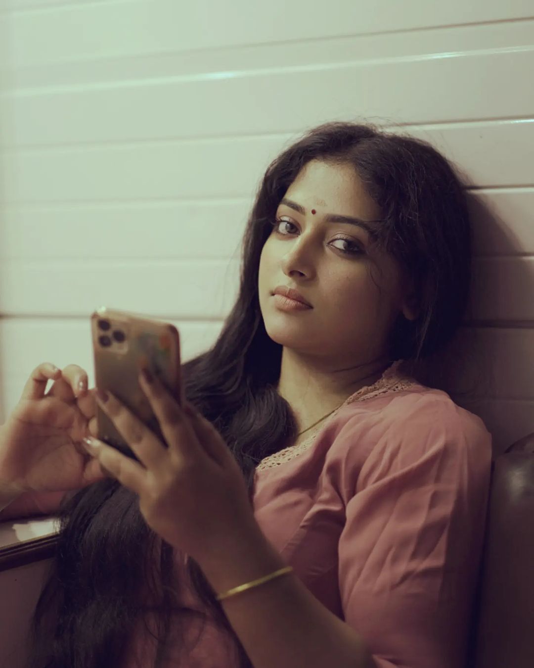 സാരിയില്‍ പൂര്‍ണ ചന്ദ്രനെ പോലെ തിളങ്ങി അനു സിത്താര, ശാലീന സുന്ദരിയെന്ന് പറഞ്ഞാല്‍ ഇതാണ്; ചിത്രങ്ങള്‍ വൈറല്‍