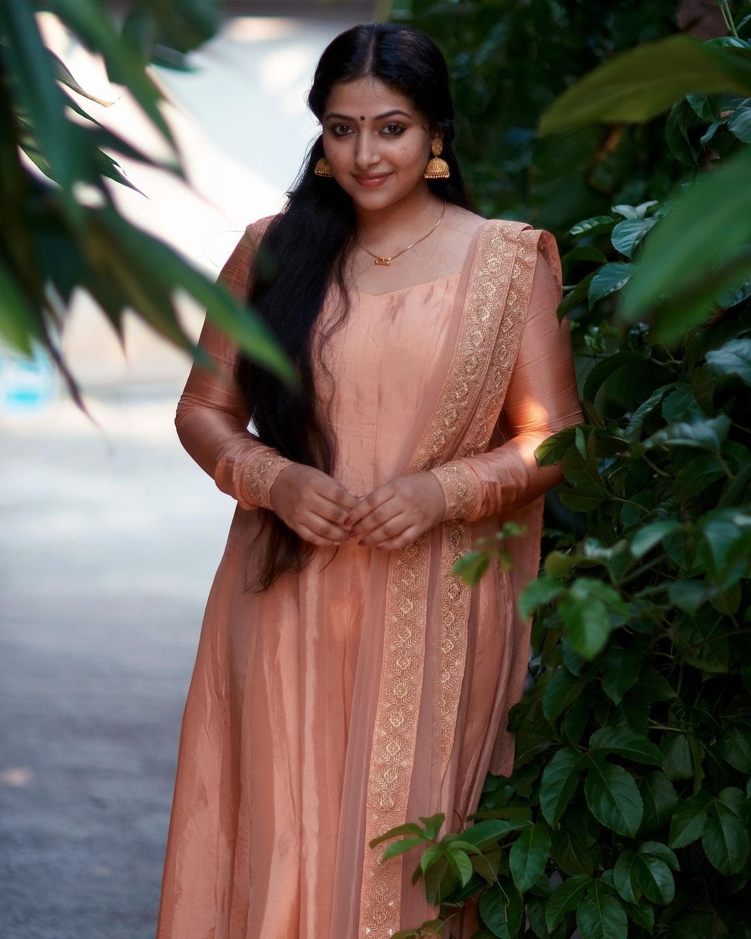 സാരിയില്‍ പൂര്‍ണ ചന്ദ്രനെ പോലെ തിളങ്ങി അനു സിത്താര, ശാലീന സുന്ദരിയെന്ന് പറഞ്ഞാല്‍ ഇതാണ്; ചിത്രങ്ങള്‍ വൈറല്‍