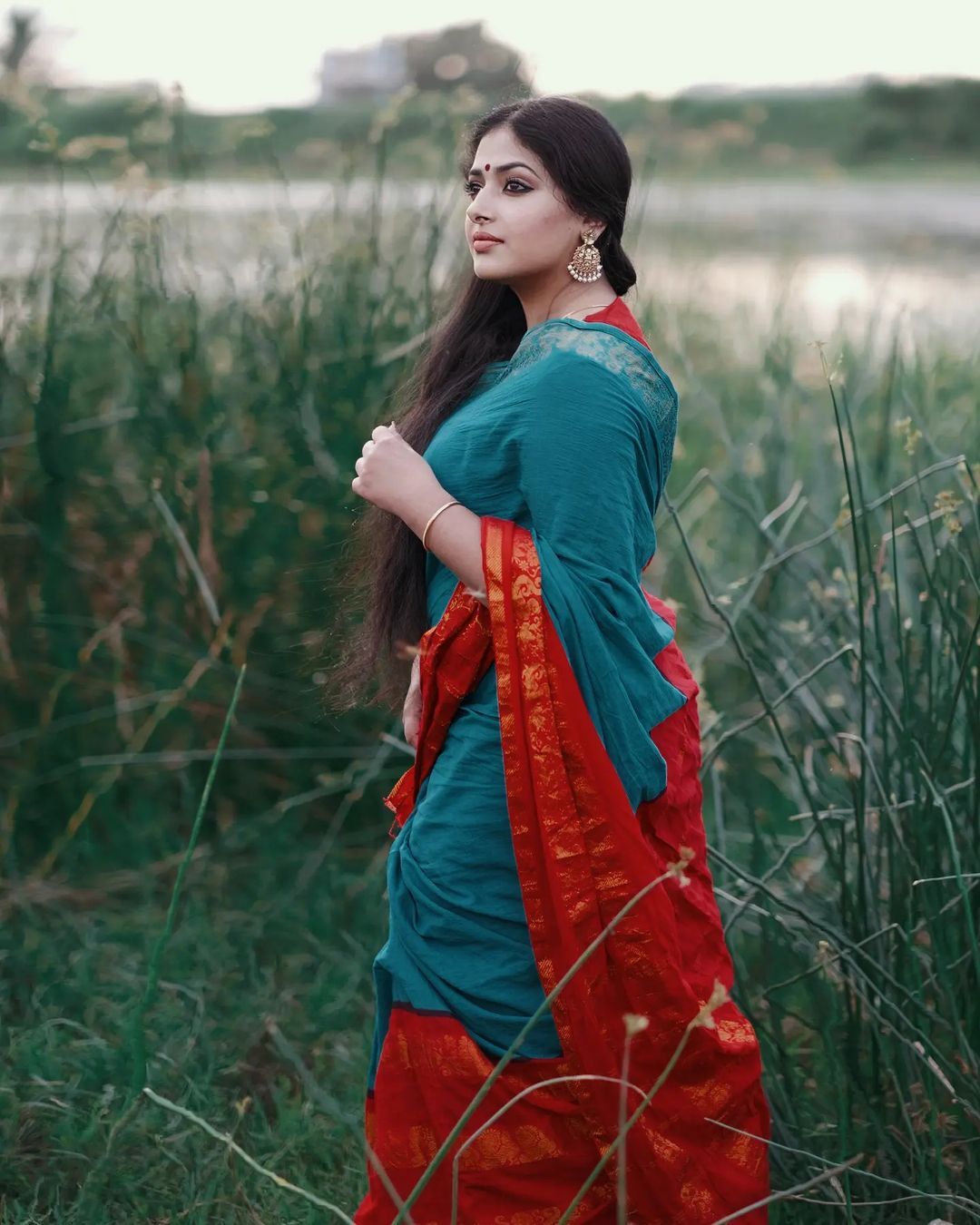 സാരിയില്‍ പൂര്‍ണ ചന്ദ്രനെ പോലെ തിളങ്ങി അനു സിത്താര, ശാലീന സുന്ദരിയെന്ന് പറഞ്ഞാല്‍ ഇതാണ്; ചിത്രങ്ങള്‍ വൈറല്‍