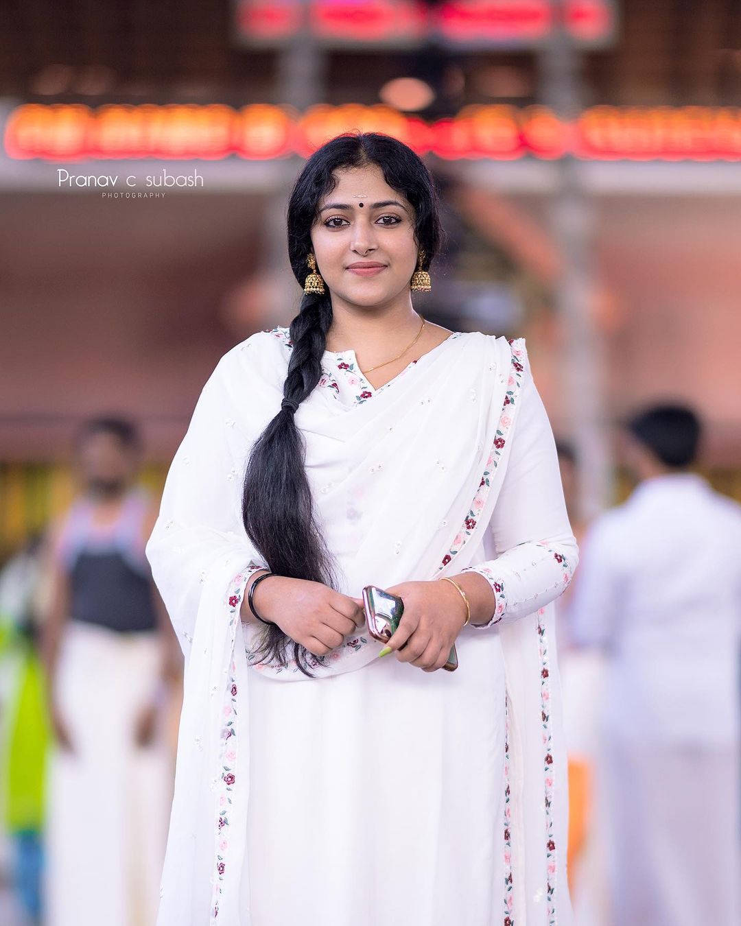 സാരിയില്‍ പൂര്‍ണ ചന്ദ്രനെ പോലെ തിളങ്ങി അനു സിത്താര, ശാലീന സുന്ദരിയെന്ന് പറഞ്ഞാല്‍ ഇതാണ്; ചിത്രങ്ങള്‍ വൈറല്‍