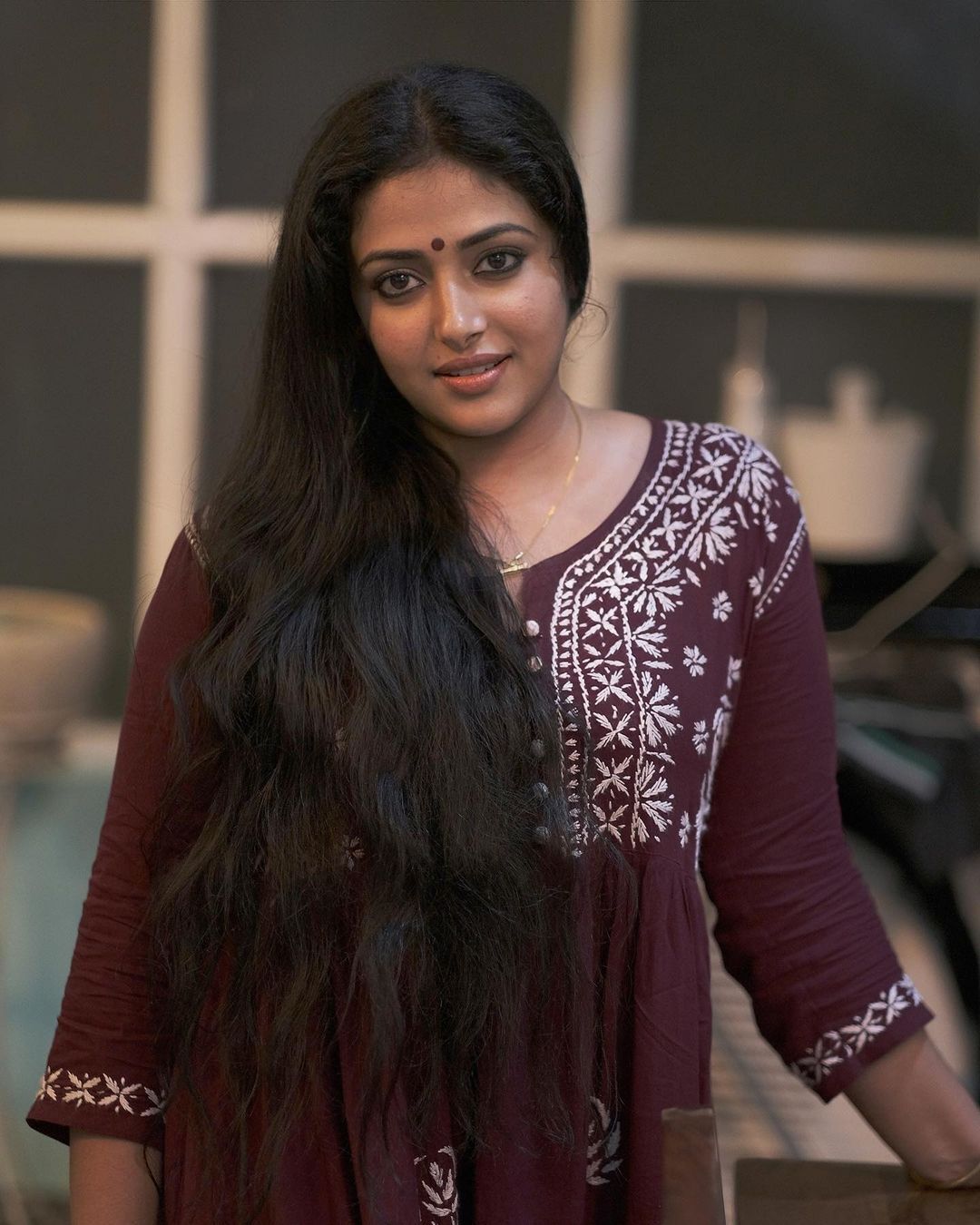 സാരിയില്‍ പൂര്‍ണ ചന്ദ്രനെ പോലെ തിളങ്ങി അനു സിത്താര, ശാലീന സുന്ദരിയെന്ന് പറഞ്ഞാല്‍ ഇതാണ്; ചിത്രങ്ങള്‍ വൈറല്‍