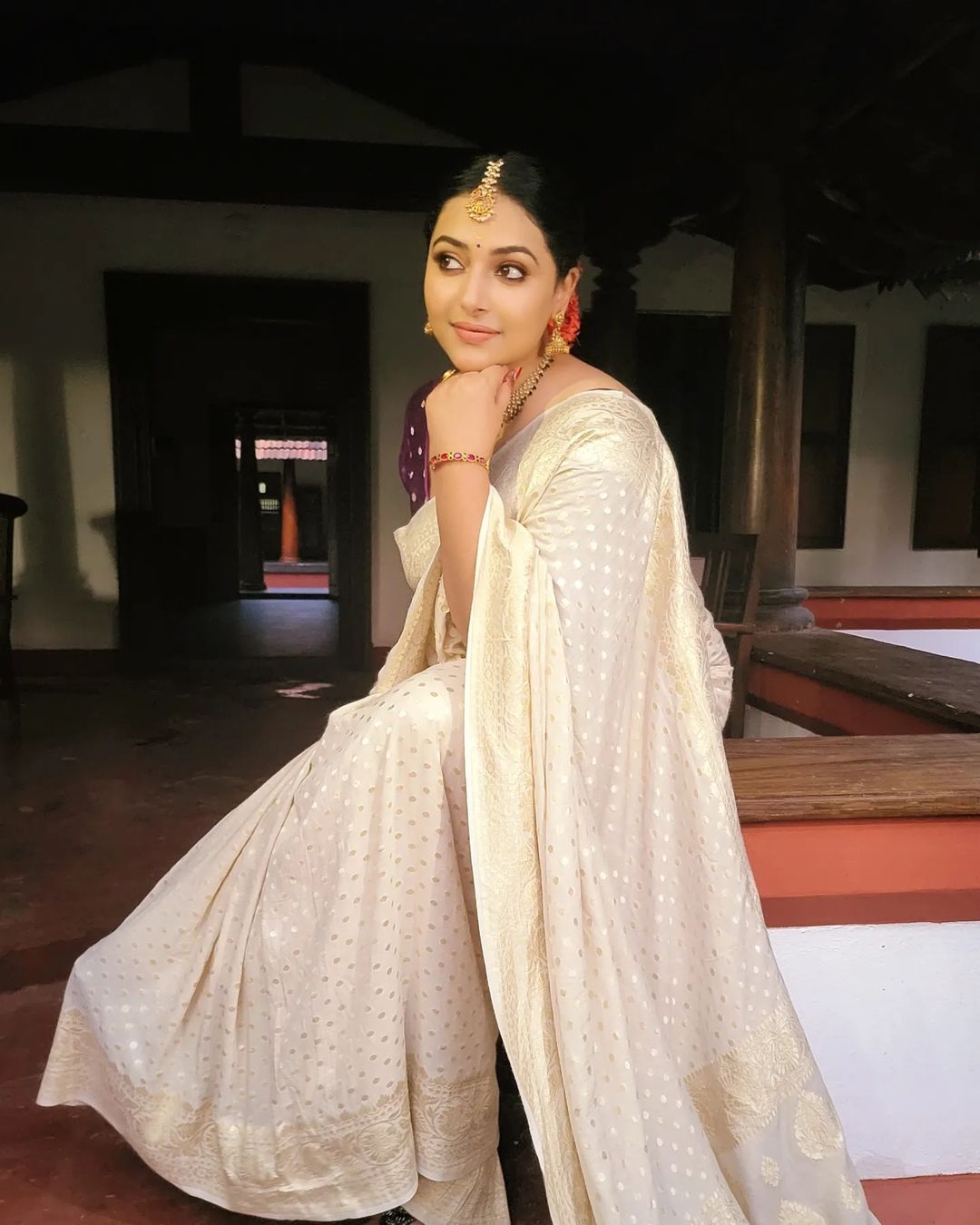 സാരിയില്‍ പൂര്‍ണ ചന്ദ്രനെ പോലെ തിളങ്ങി അനു സിത്താര, ശാലീന സുന്ദരിയെന്ന് പറഞ്ഞാല്‍ ഇതാണ്; ചിത്രങ്ങള്‍ വൈറല്‍