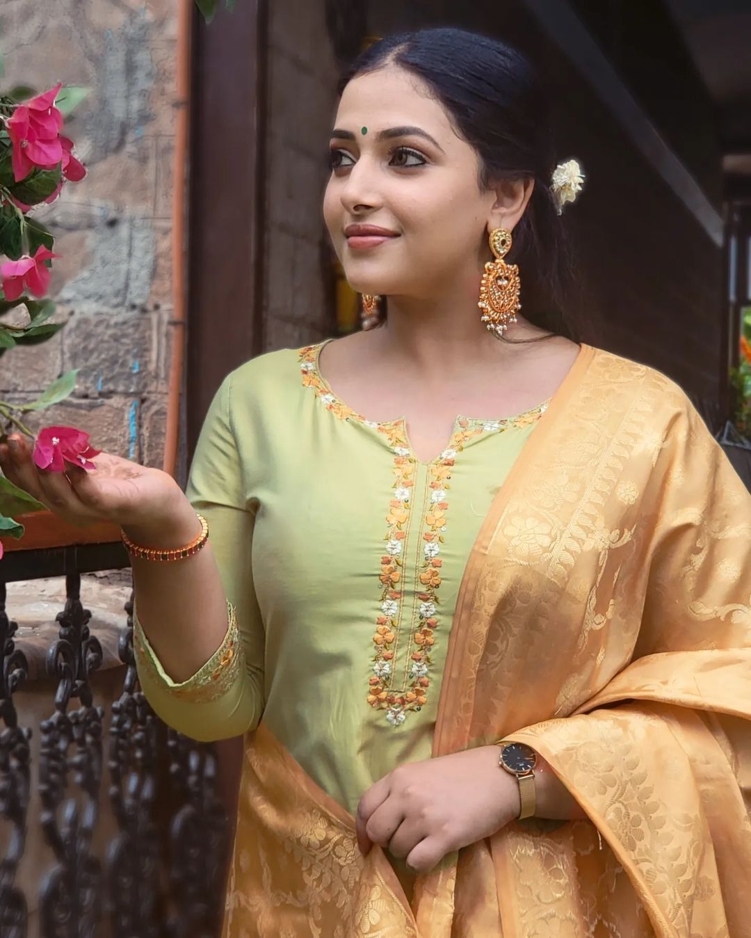 സാരിയില്‍ പൂര്‍ണ ചന്ദ്രനെ പോലെ തിളങ്ങി അനു സിത്താര, ശാലീന സുന്ദരിയെന്ന് പറഞ്ഞാല്‍ ഇതാണ്; ചിത്രങ്ങള്‍ വൈറല്‍