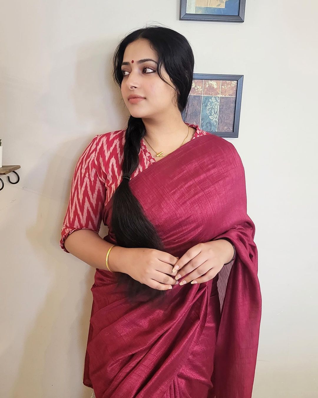 സാരിയില്‍ പൂര്‍ണ ചന്ദ്രനെ പോലെ തിളങ്ങി അനു സിത്താര, ശാലീന സുന്ദരിയെന്ന് പറഞ്ഞാല്‍ ഇതാണ്; ചിത്രങ്ങള്‍ വൈറല്‍