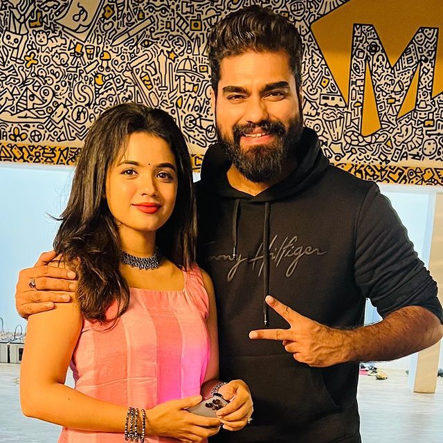 റോബിനൊപ്പം കിടിലൻ ലുക്കിൽ ആരതി പൊടി..ഇതെന്ത് ഭാവിച്ചാണെന്ന് ആരാധകർ