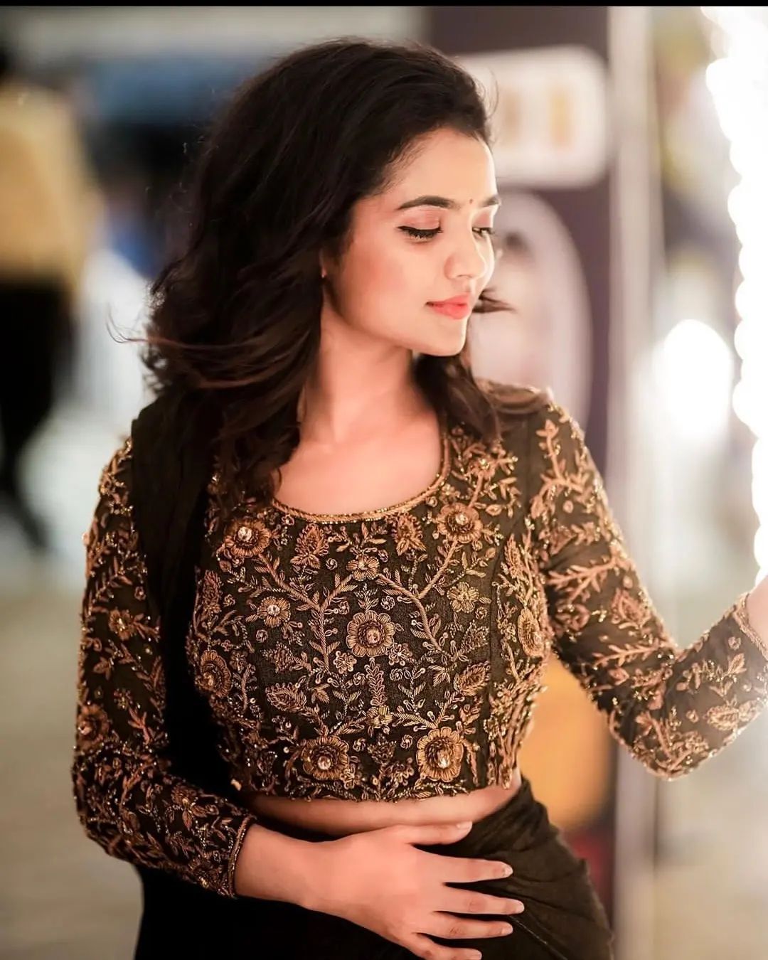 റോബിനൊപ്പം കിടിലൻ ലുക്കിൽ ആരതി പൊടി..ഇതെന്ത് ഭാവിച്ചാണെന്ന് ആരാധകർ