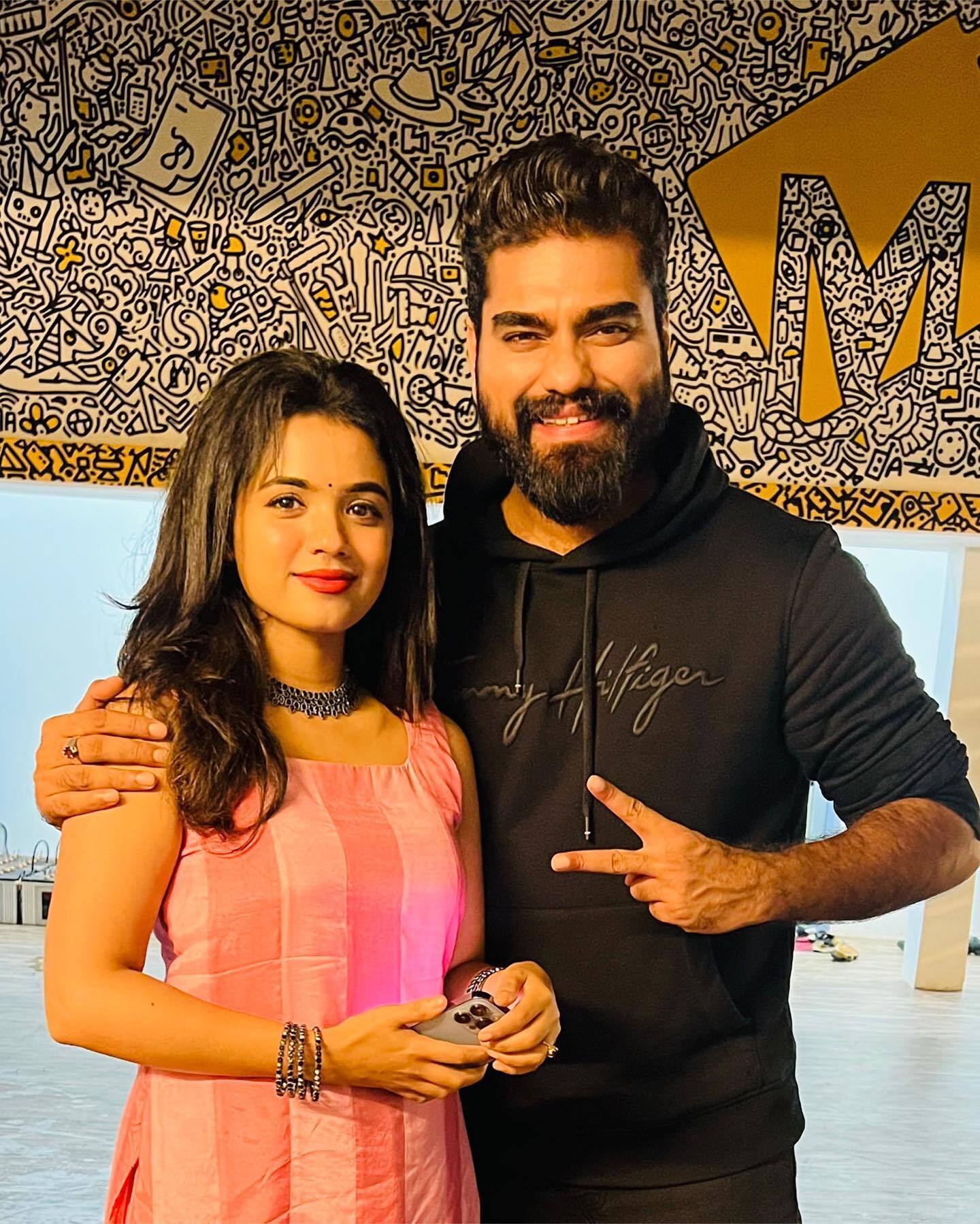 റോബിനൊപ്പം കിടിലൻ ലുക്കിൽ ആരതി പൊടി..ഇതെന്ത് ഭാവിച്ചാണെന്ന് ആരാധകർ