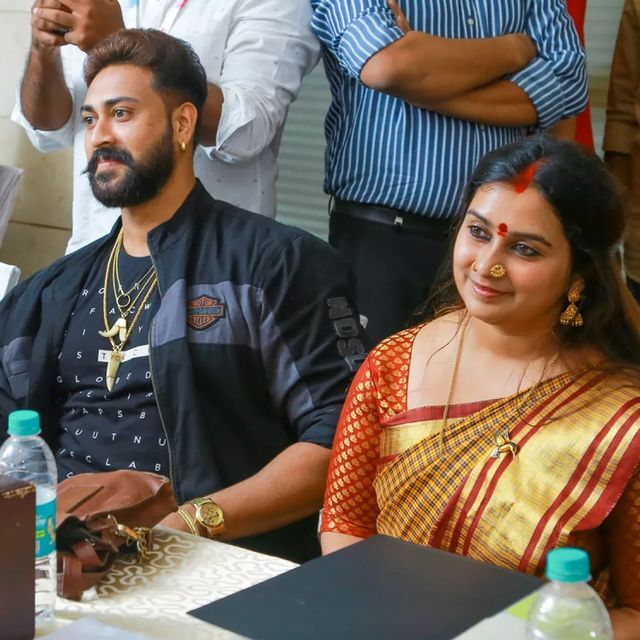 നിമിഷയ്ക്കും ജാസ്മിനും സര്‍പ്രൈസ് ഗിഫ്റ്റുമായി റോണ്‍സന്റെ ഭാര്യ നീരജ..കോളടിച്ചല്ലോ എന്ന് ആരാധകര്‍