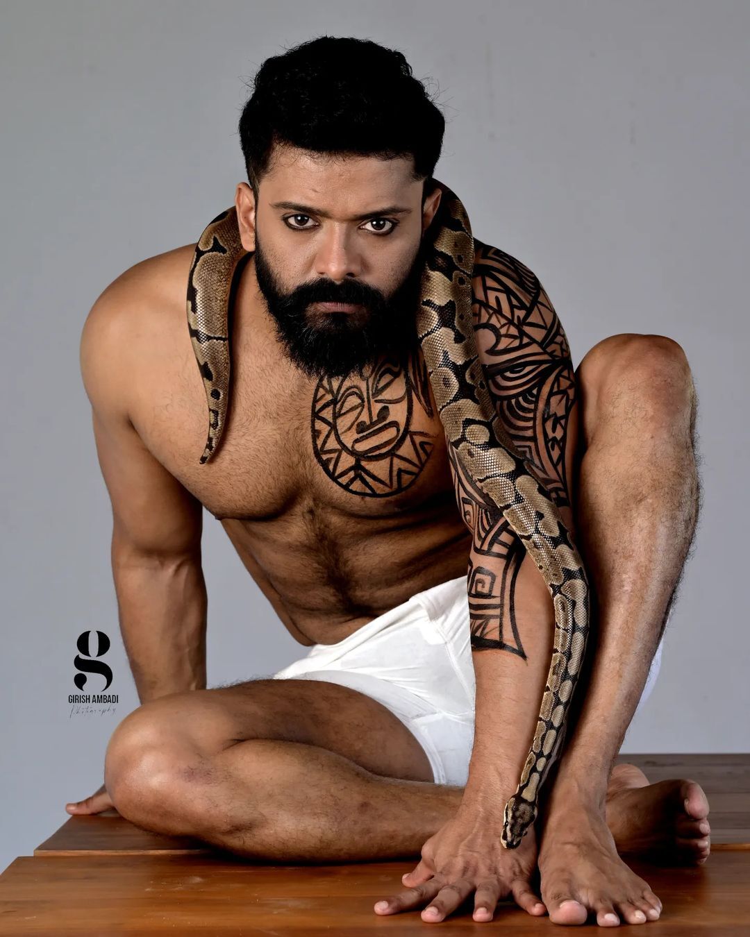 എന്റെ പൊന്നേ ഒന്നൊന്നര മേക്കോവര്‍; സിക്‌സ് പാക്കില്‍ ഞെട്ടിച്ച് മണിക്കുട്ടന്‍, വൈറലായി ചിത്രങ്ങള്‍!!