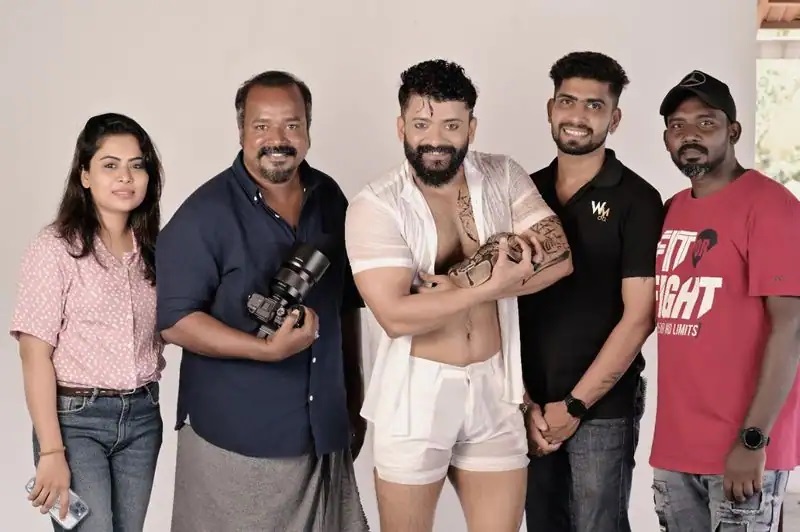 എന്റെ പൊന്നേ ഒന്നൊന്നര മേക്കോവര്‍; സിക്‌സ് പാക്കില്‍ ഞെട്ടിച്ച് മണിക്കുട്ടന്‍, വൈറലായി ചിത്രങ്ങള്‍!!