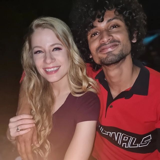 ദൈവം നിങ്ങളെ സൃഷ്ടിച്ചത് എത്ര മനോഹരമായാണ്..ആരാധകര്‍ അലിഞ്ഞുപോയ അപര്‍ണ മള്‍ബറിയുടെ ചിത്രങ്ങള്‍ കാണാം.