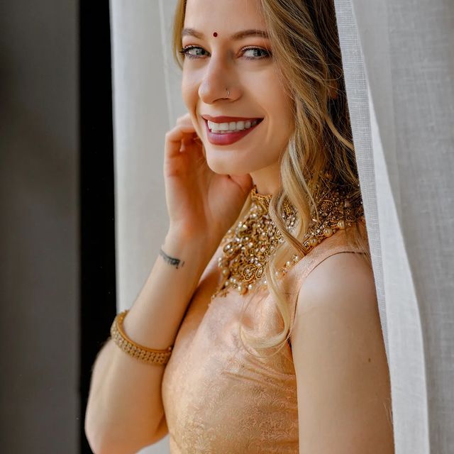 ദൈവം നിങ്ങളെ സൃഷ്ടിച്ചത് എത്ര മനോഹരമായാണ്..ആരാധകര്‍ അലിഞ്ഞുപോയ അപര്‍ണ മള്‍ബറിയുടെ ചിത്രങ്ങള്‍ കാണാം.