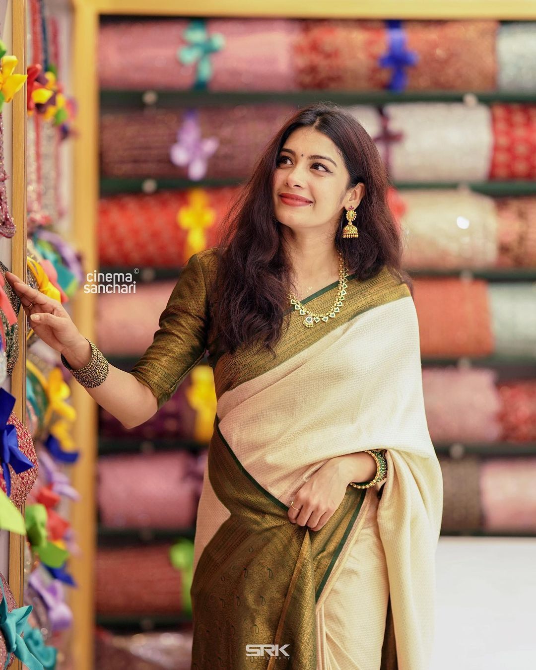 സാരിയില്‍ മിന്നിത്തിളങ്ങി ദില്‍ഷ; എന്തൊരു ക്യൂട്ടാണെന്ന് ആരാധകര്‍, വൈറല്‍ ചിത്രങ്ങള്‍ 