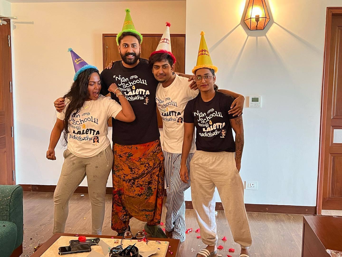 'ഞങ്ങള്‍ ആ സ്‌കൂളില്‍ അല്ല ലാലേട്ടാ പഠിച്ചത്'; റിയാസിനും ജാസ്മിനും റോണ്‍സനും ഒപ്പമുള്ള കിടിലന്‍ ഫോട്ടോയുമായി നിമിഷ