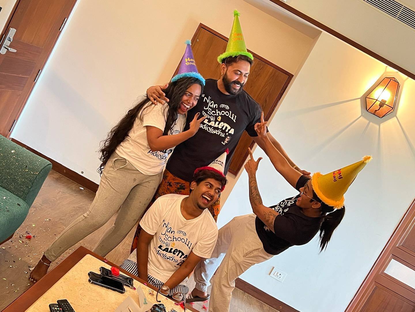 'ഞങ്ങള്‍ ആ സ്‌കൂളില്‍ അല്ല ലാലേട്ടാ പഠിച്ചത്'; റിയാസിനും ജാസ്മിനും റോണ്‍സനും ഒപ്പമുള്ള കിടിലന്‍ ഫോട്ടോയുമായി നിമിഷ