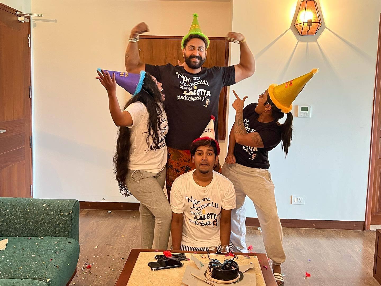 'ഞങ്ങള്‍ ആ സ്‌കൂളില്‍ അല്ല ലാലേട്ടാ പഠിച്ചത്'; റിയാസിനും ജാസ്മിനും റോണ്‍സനും ഒപ്പമുള്ള കിടിലന്‍ ഫോട്ടോയുമായി നിമിഷ