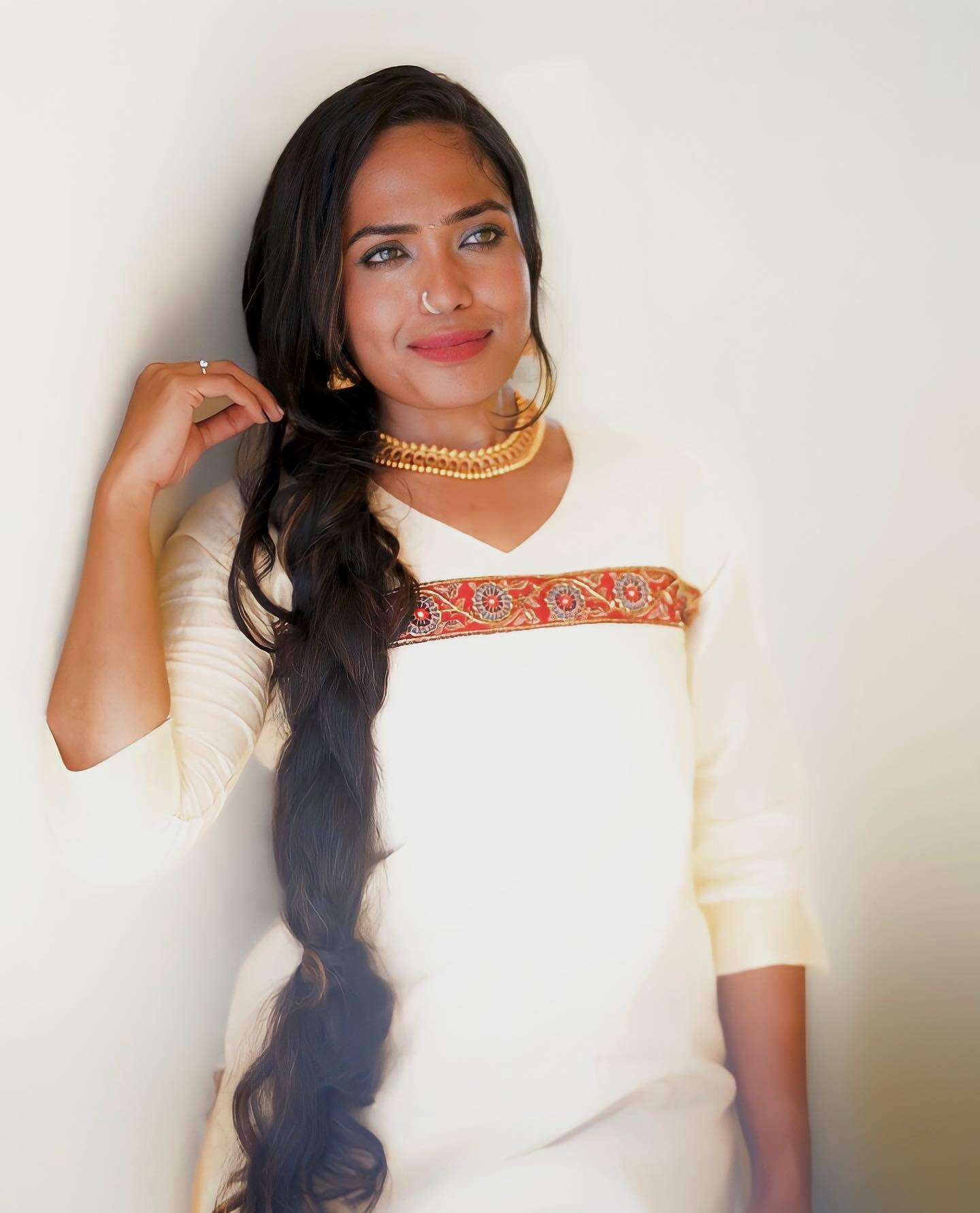 'ഞങ്ങള്‍ ആ സ്‌കൂളില്‍ അല്ല ലാലേട്ടാ പഠിച്ചത്'; റിയാസിനും ജാസ്മിനും റോണ്‍സനും ഒപ്പമുള്ള കിടിലന്‍ ഫോട്ടോയുമായി നിമിഷ