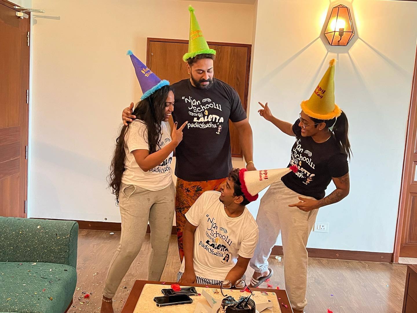 'ഞങ്ങള്‍ ആ സ്‌കൂളില്‍ അല്ല ലാലേട്ടാ പഠിച്ചത്'; റിയാസിനും ജാസ്മിനും റോണ്‍സനും ഒപ്പമുള്ള കിടിലന്‍ ഫോട്ടോയുമായി നിമിഷ