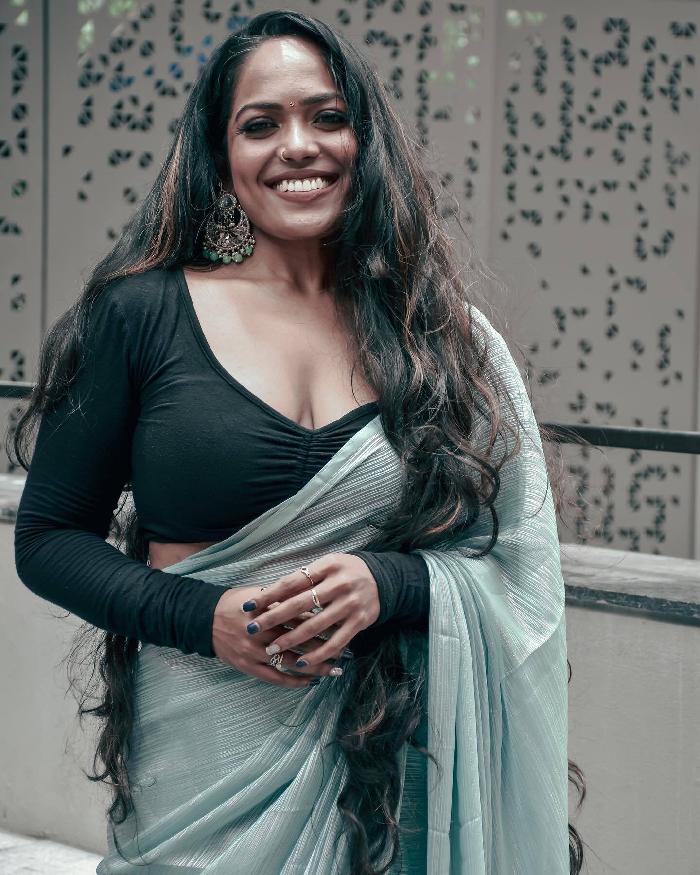 സാരിയില്‍ ഗ്ലാമറസ് ആയി  ബിഗ്‌ബോസ് താരം നിമിഷ; ഇത് നിങ്ങളെക്കൊണ്ടേ പറ്റൂവെന്ന് ആരാധകര്‍..