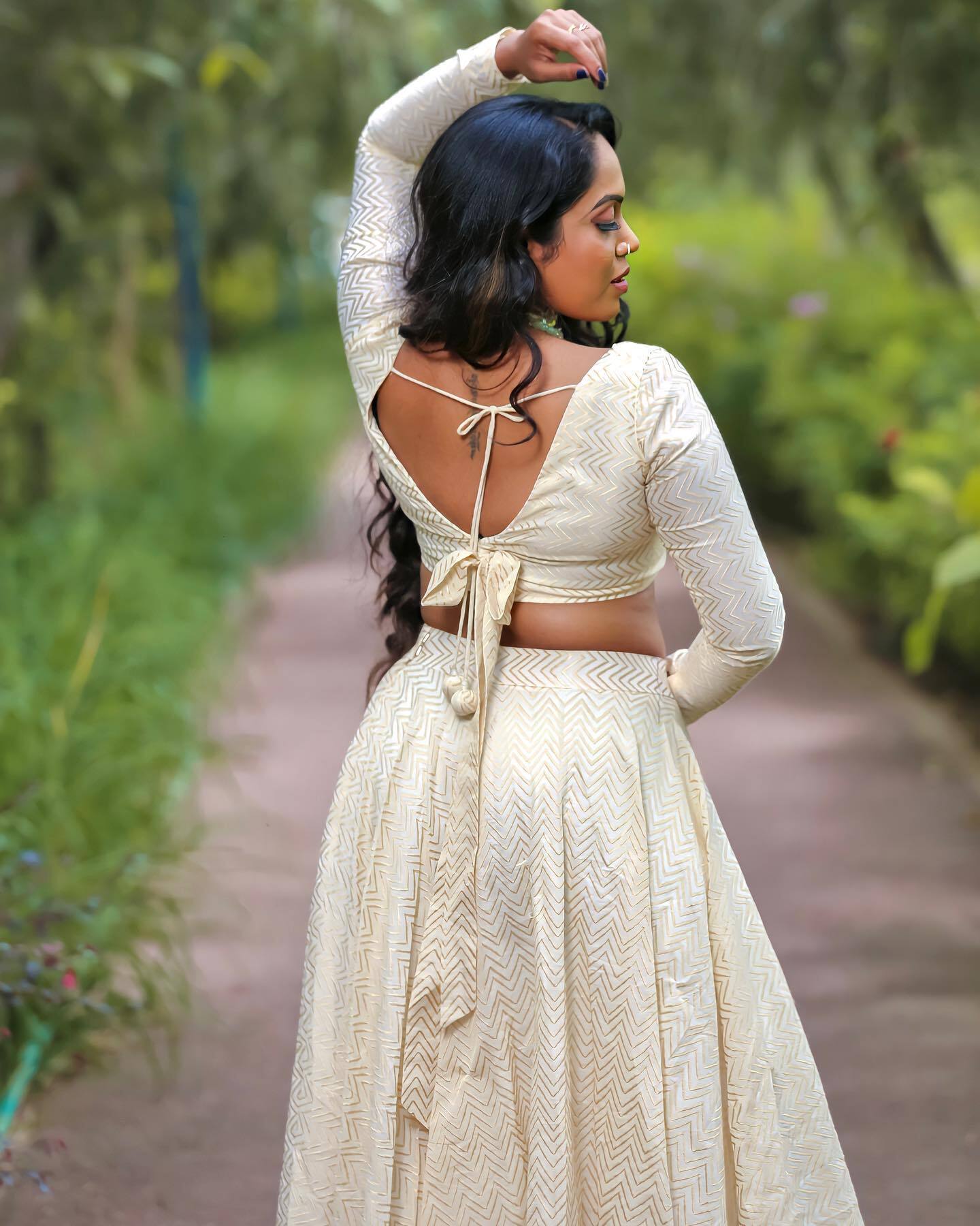 സാരിയില്‍ ഗ്ലാമറസ് ആയി  ബിഗ്‌ബോസ് താരം നിമിഷ; ഇത് നിങ്ങളെക്കൊണ്ടേ പറ്റൂവെന്ന് ആരാധകര്‍..