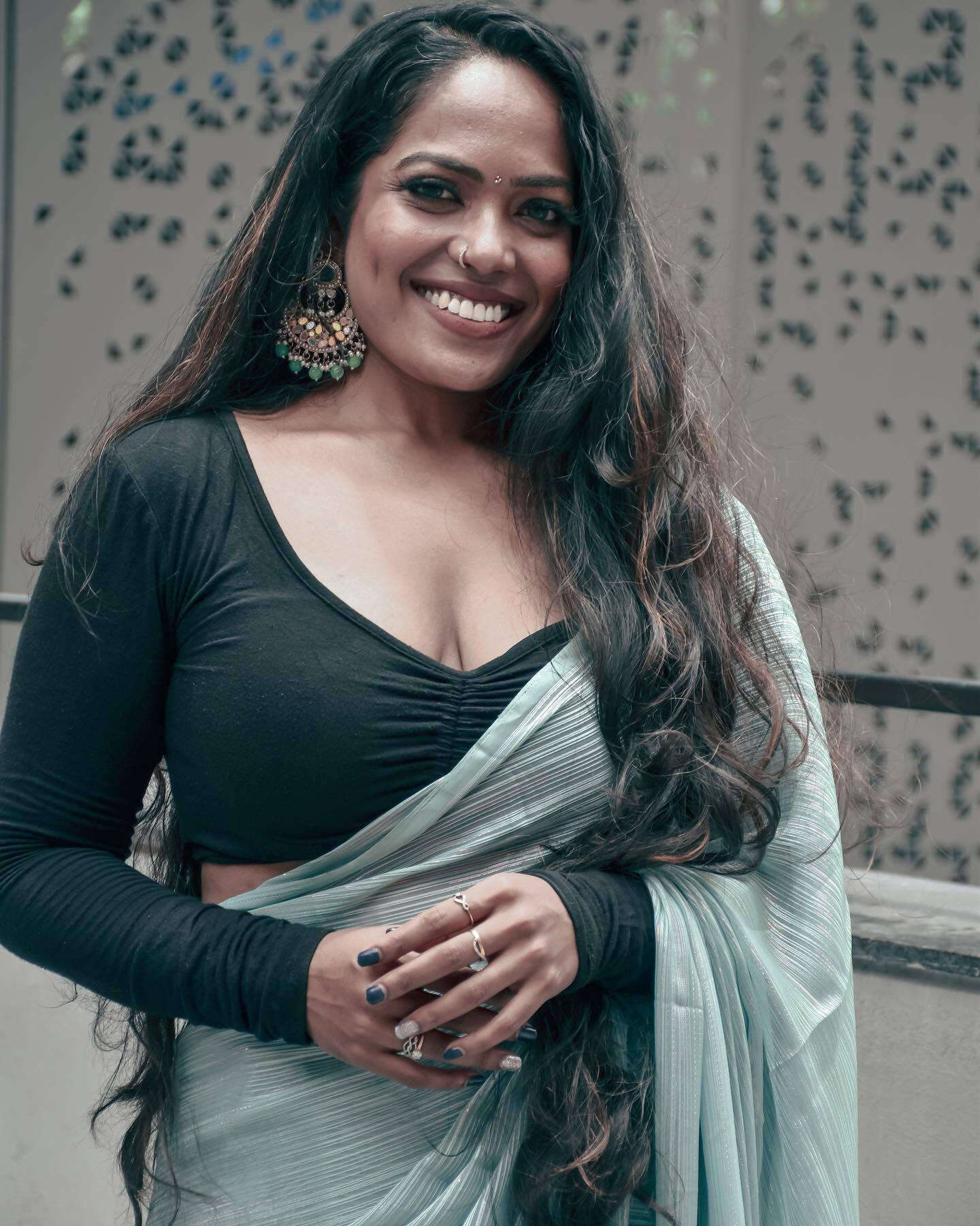 സാരിയില്‍ ഗ്ലാമറസ് ആയി  ബിഗ്‌ബോസ് താരം നിമിഷ; ഇത് നിങ്ങളെക്കൊണ്ടേ പറ്റൂവെന്ന് ആരാധകര്‍..