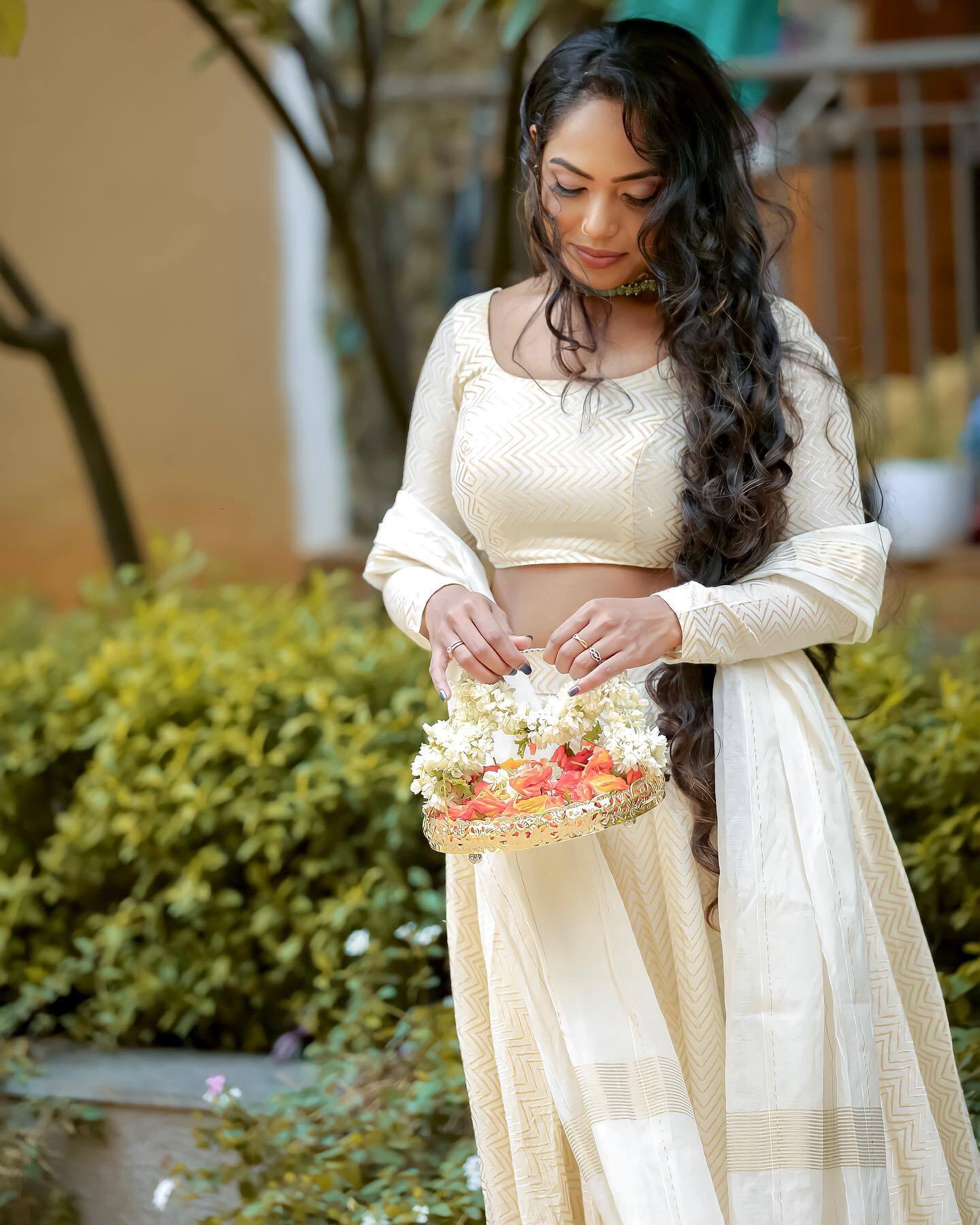 സാരിയില്‍ ഗ്ലാമറസ് ആയി  ബിഗ്‌ബോസ് താരം നിമിഷ; ഇത് നിങ്ങളെക്കൊണ്ടേ പറ്റൂവെന്ന് ആരാധകര്‍..