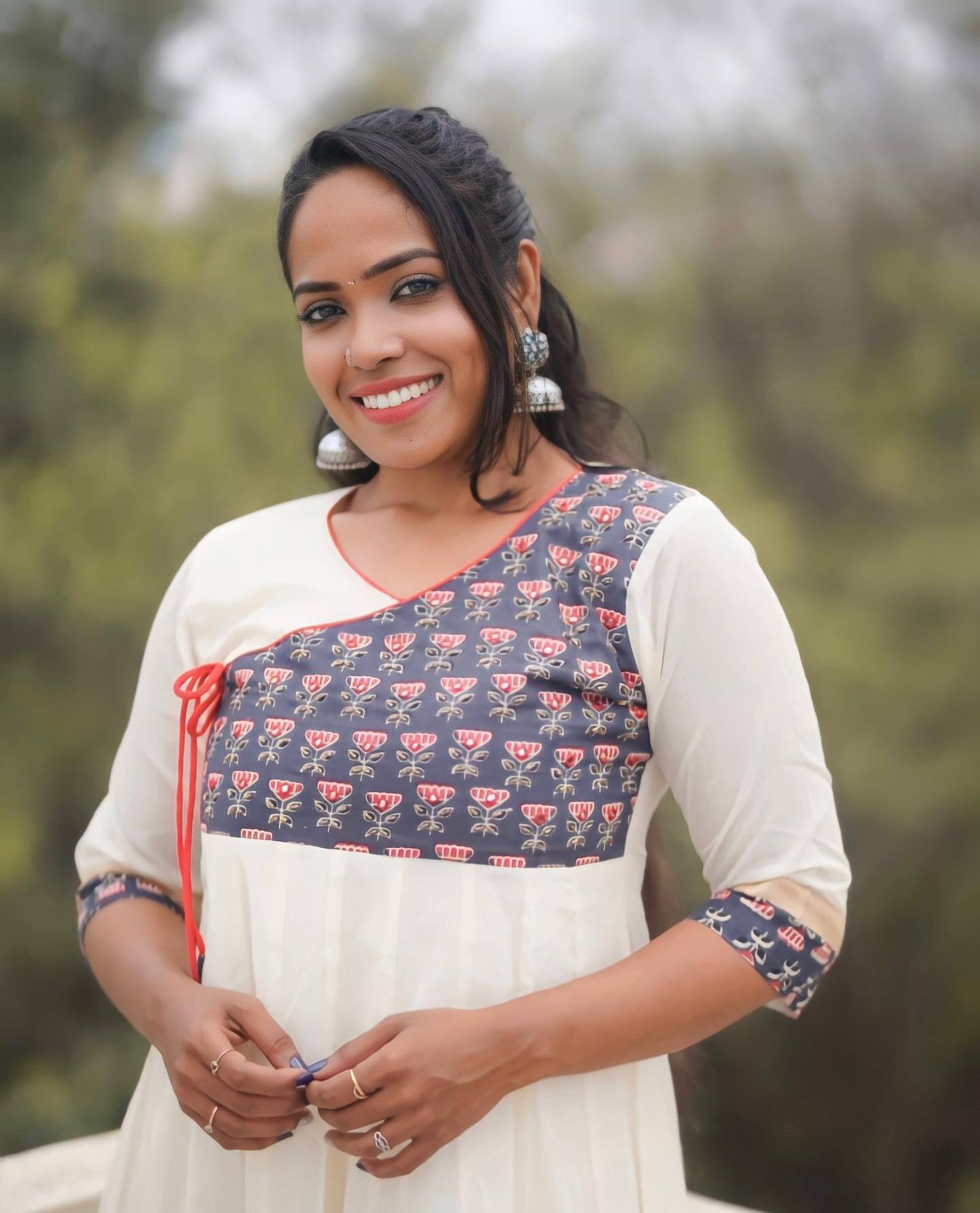 എന്റമ്മോ ഈ ലുക്കില്‍ ഞങ്ങള്‍ പ്രതീക്ഷിച്ചതേയില്ല; നിമിഷയുടെ ചിത്രങ്ങള്‍ വൈറലാക്കി ആരാധകര്‍..