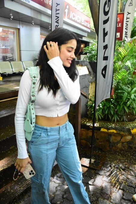 Bollywood Actress Janhvi Kapoor Looks Stunning In Crop Top And Jeans