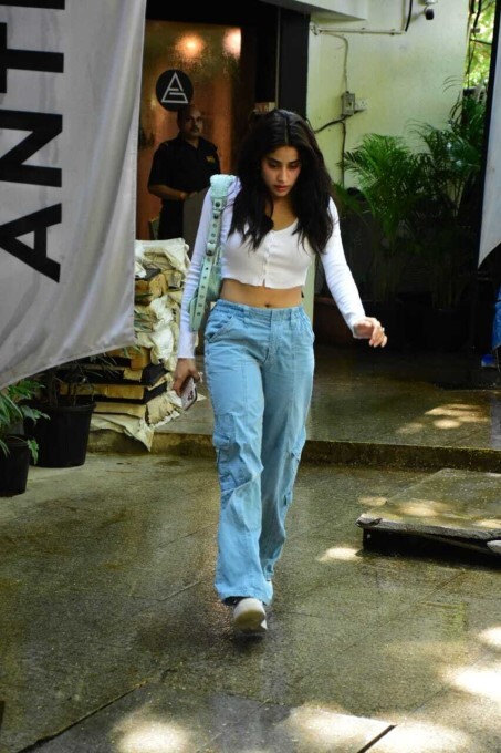 Bollywood Actress Janhvi Kapoor Looks Stunning In Crop Top And Jeans