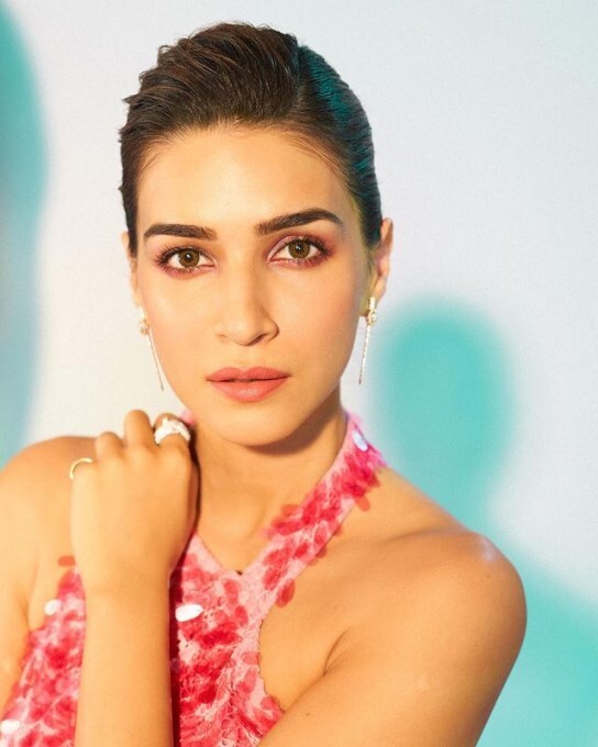 Bollywood Actress Kriti Sanon Looks Stunning In Latest Photos