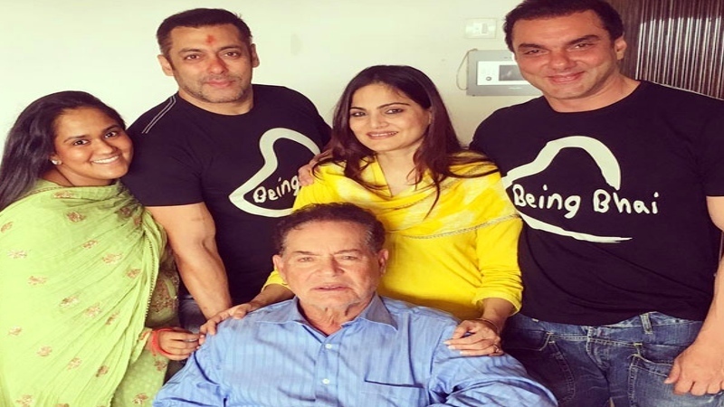 രക്ഷാബന്ധന്‍ കളറാക്കി ബോളിവുഡ് താരങ്ങള്‍, ആഘോഷത്തില്‍ ആറാടി പ്രിയങ്കയും സല്‍മാന്‍ ഖാനും ഹൃതിക്കും....കാണാം ചിത്രങ്ങള്‍