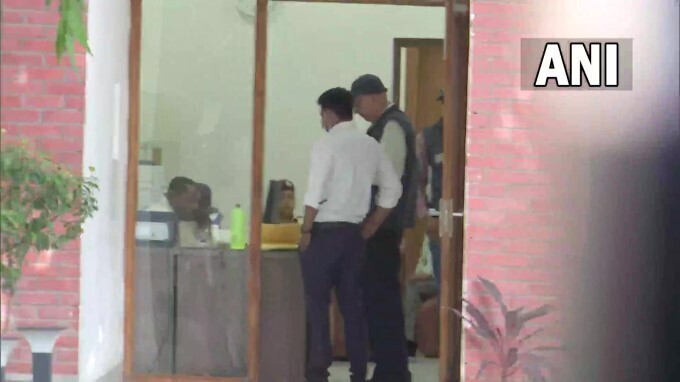 ആംആദ്മി പാര്‍ട്ടിയെ പൂട്ടി സിബിഐ; മനീഷ് സിസോദിയയുടെ വീട്ടില്‍ റെയ്ഡ്, കാണാം ചിത്രങ്ങള്‍