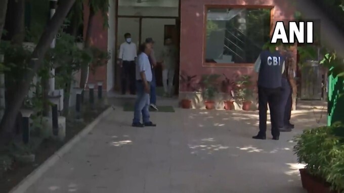 ആംആദ്മി പാര്‍ട്ടിയെ പൂട്ടി സിബിഐ; മനീഷ് സിസോദിയയുടെ വീട്ടില്‍ റെയ്ഡ്, കാണാം ചിത്രങ്ങള്‍