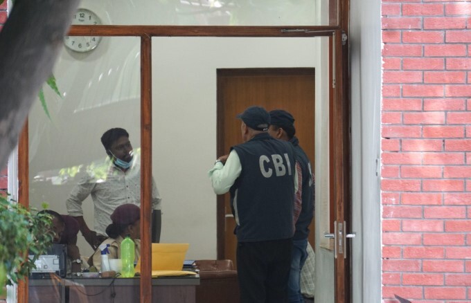 ആംആദ്മി പാര്‍ട്ടിയെ പൂട്ടി സിബിഐ; മനീഷ് സിസോദിയയുടെ വീട്ടില്‍ റെയ്ഡ്, കാണാം ചിത്രങ്ങള്‍