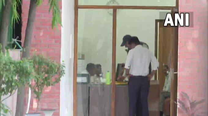 ആംആദ്മി പാര്‍ട്ടിയെ പൂട്ടി സിബിഐ; മനീഷ് സിസോദിയയുടെ വീട്ടില്‍ റെയ്ഡ്, കാണാം ചിത്രങ്ങള്‍