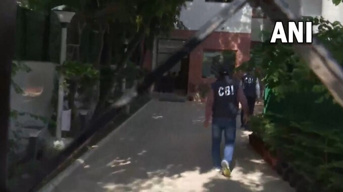 ആംആദ്മി പാര്‍ട്ടിയെ പൂട്ടി സിബിഐ; മനീഷ് സിസോദിയയുടെ വീട്ടില്‍ റെയ്ഡ്, കാണാം ചിത്രങ്ങള്‍