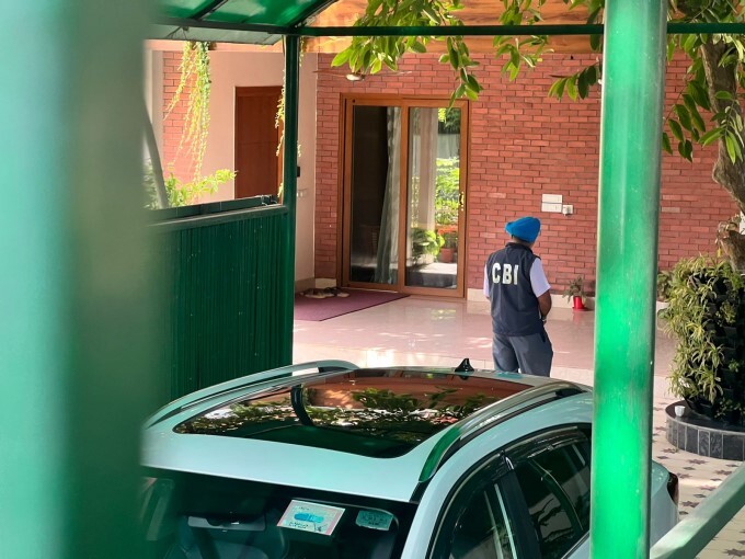 ആംആദ്മി പാര്‍ട്ടിയെ പൂട്ടി സിബിഐ; മനീഷ് സിസോദിയയുടെ വീട്ടില്‍ റെയ്ഡ്, കാണാം ചിത്രങ്ങള്‍