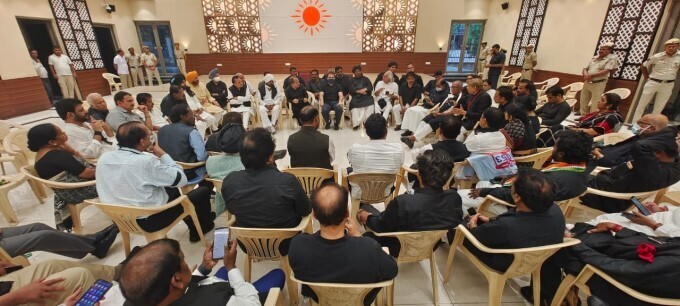  രാജ്യ തലസ്ഥാനം പ്രതിഷേധച്ചൂടില്‍, രാഹുല്‍ ഗാന്ധി ഉള്‍പ്പെടെയുള്ള നേതാക്കള്‍ പോലീസ് കസ്റ്റഡിയില്‍;ചിത്രങ്ങള്‍ 