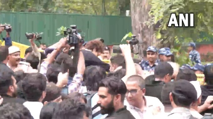  രാജ്യ തലസ്ഥാനം പ്രതിഷേധച്ചൂടില്‍, രാഹുല്‍ ഗാന്ധി ഉള്‍പ്പെടെയുള്ള നേതാക്കള്‍ പോലീസ് കസ്റ്റഡിയില്‍;ചിത്രങ്ങള്‍ 