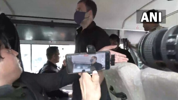  രാജ്യ തലസ്ഥാനം പ്രതിഷേധച്ചൂടില്‍, രാഹുല്‍ ഗാന്ധി ഉള്‍പ്പെടെയുള്ള നേതാക്കള്‍ പോലീസ് കസ്റ്റഡിയില്‍;ചിത്രങ്ങള്‍ 