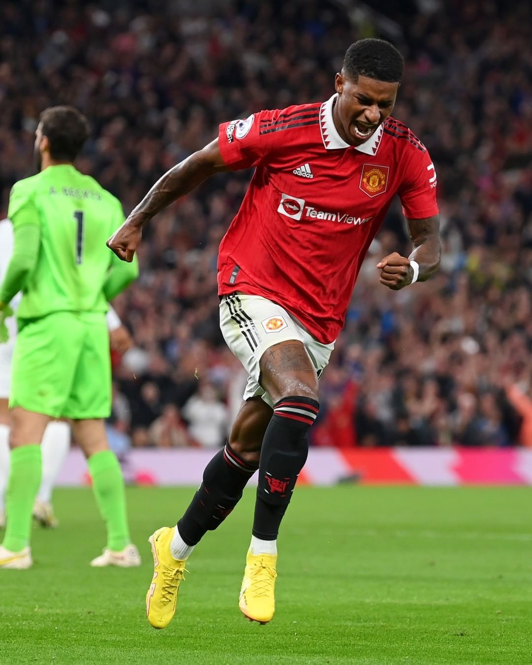 ഡെവിള്‍സിന്റെ കംബാക്ക്: ഓള്‍ഡ് ട്രാഫോര്‍ഡില്‍ നാല് കൊല്ലത്തെ കണക്കുകള്‍ തീര്‍ത്തു, ചിത്രങ്ങള്‍ വൈറല്‍