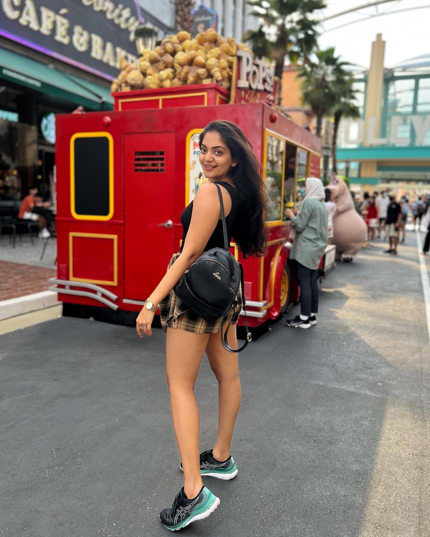 സിംഗപ്പൂര്‍ വിശേഷങ്ങള്‍ കഴിഞ്ഞില്ല അല്ലേ; ഗ്ലാമറസ് ഫോട്ടോകളുമായി വീണ്ടും അഹാന