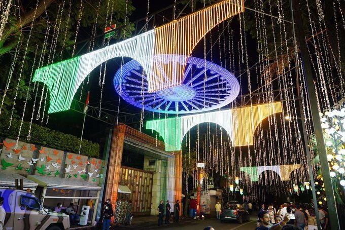 അത്ഭുതങ്ങള്‍ മറഞ്ഞിരിക്കുന്ന അംബാനിയുടെ അന്റിലിയ; വീട്ടിനുള്ളില്‍ എന്തൊക്കെയുണ്ടെന്നറിയാമോ?