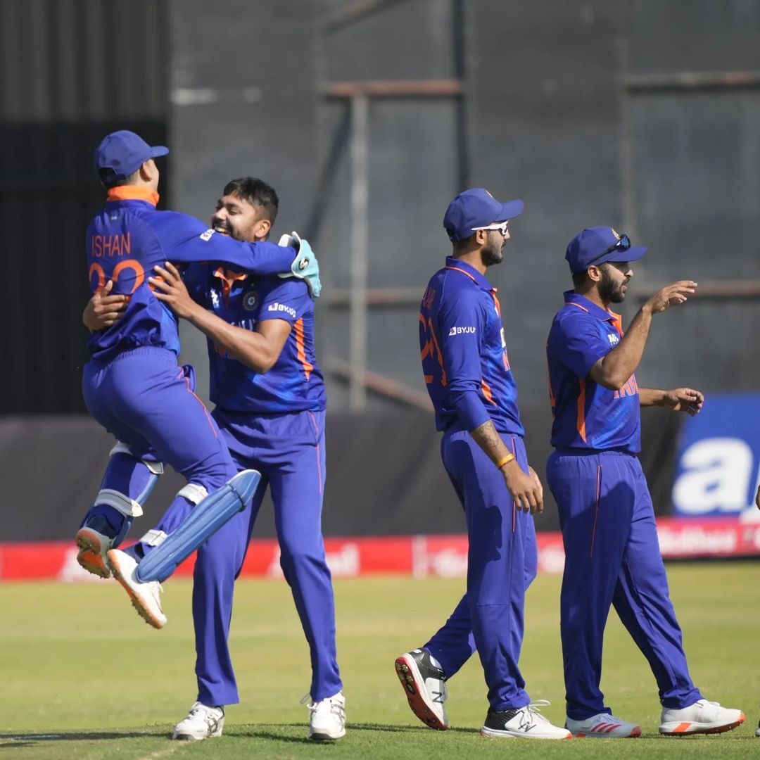 സെവന്‍സിനടി, പൂരത്തിനടി, കല്യാണത്തിനടി, ഇത് ഗില്ലിന്റെ അടി, പരമ്പര ഇങ്ങെടുത്ത് ഇന്ത്യ, ചിത്രങ്ങള്‍ കാണാം