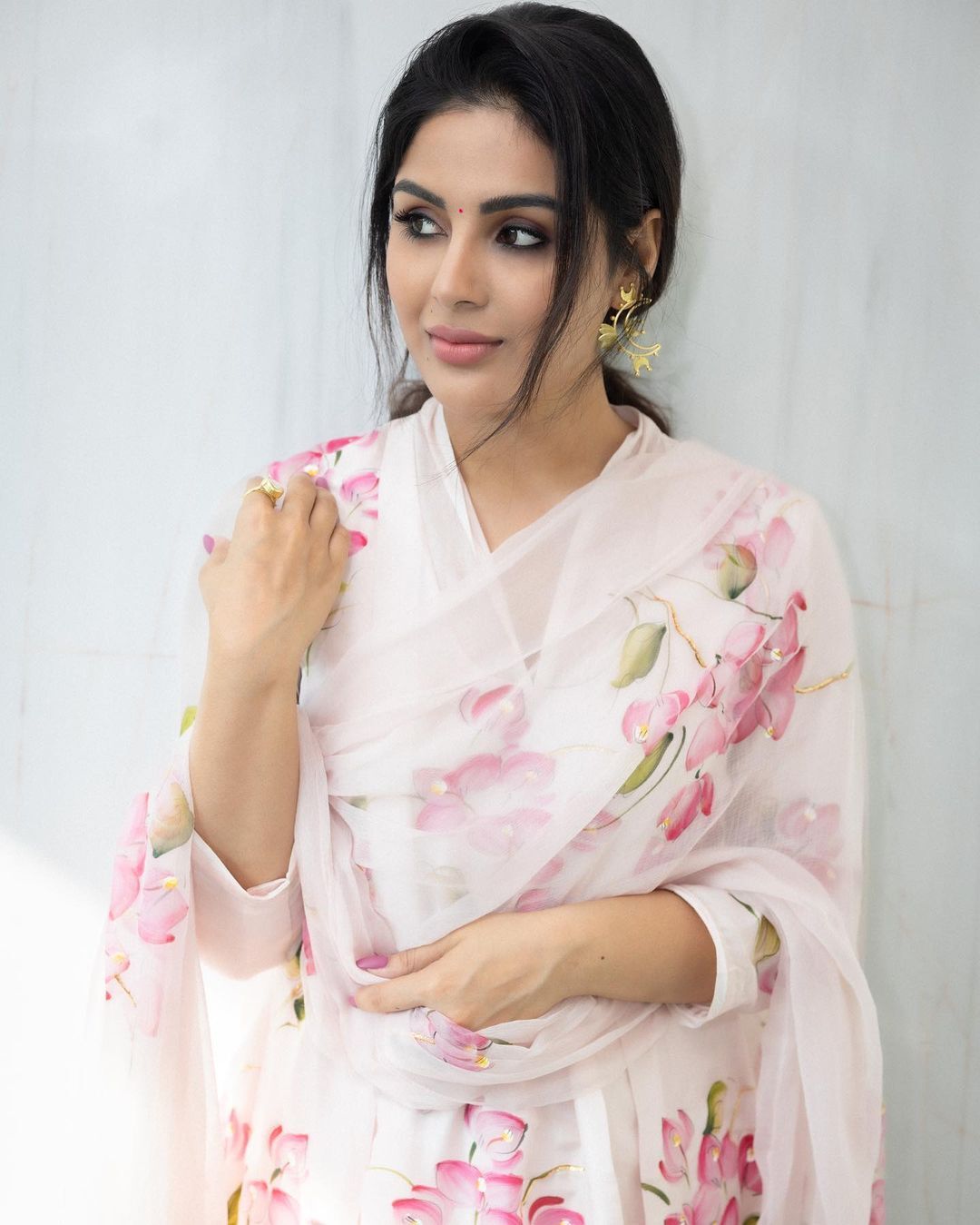 ഓഫ് വൈറ്റും ക്രീം നിറവും കലർന്ന കുർത്തയിൽ സംയുക്തയുടെ റോയൽ ലുക്ക്!