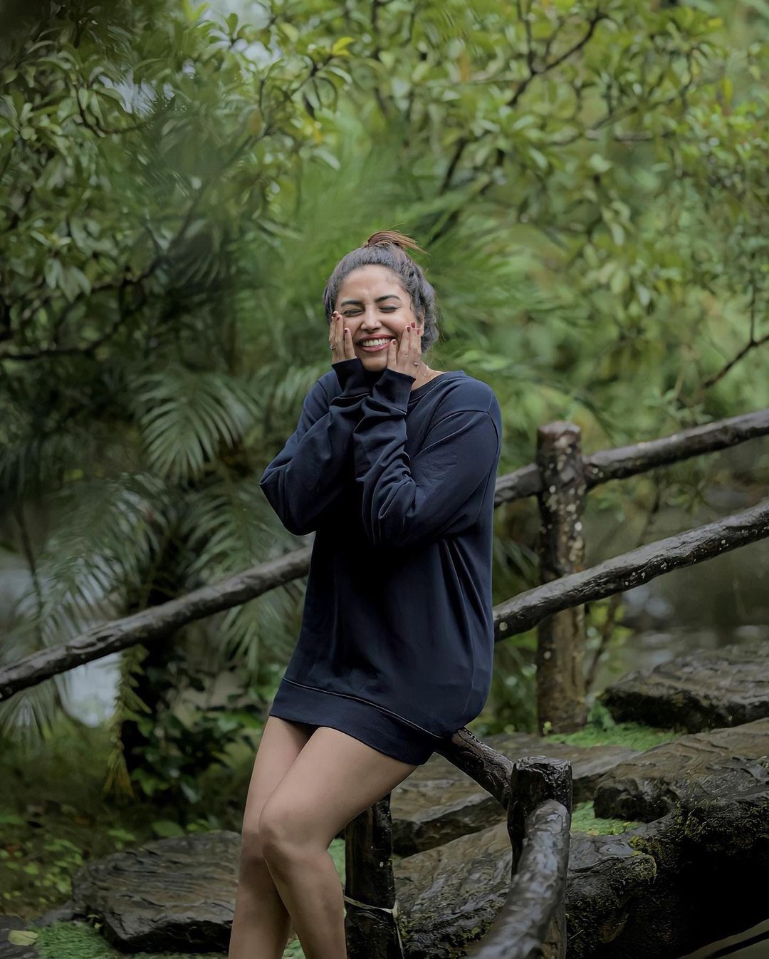 ദേ വീണ്ടും വന്നു ഞങ്ങളുടെ ക്യാപ്ഷന്‍ ക്യൂന്‍; അമേയാ...എടുത്ത ഫോട്ടോ കൂടി ഇടുമോ, വൈറല്‍ ചിത്രങ്ങള്‍